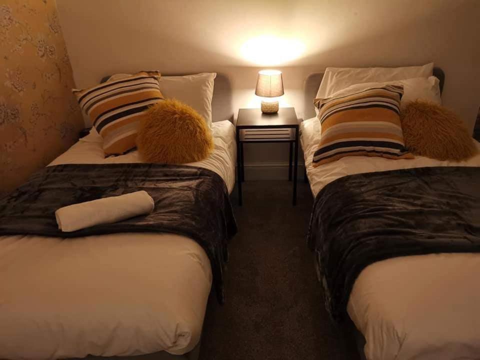 Corner House, Sleeps 8 In 4 Bedrooms, Near Train Station, Great Value! Manchester Zewnętrze zdjęcie